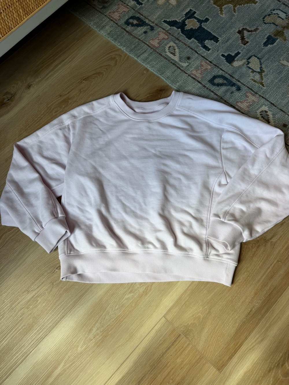 Vuori Women's Crewneck Sweatshirt in Light Pink / lavender